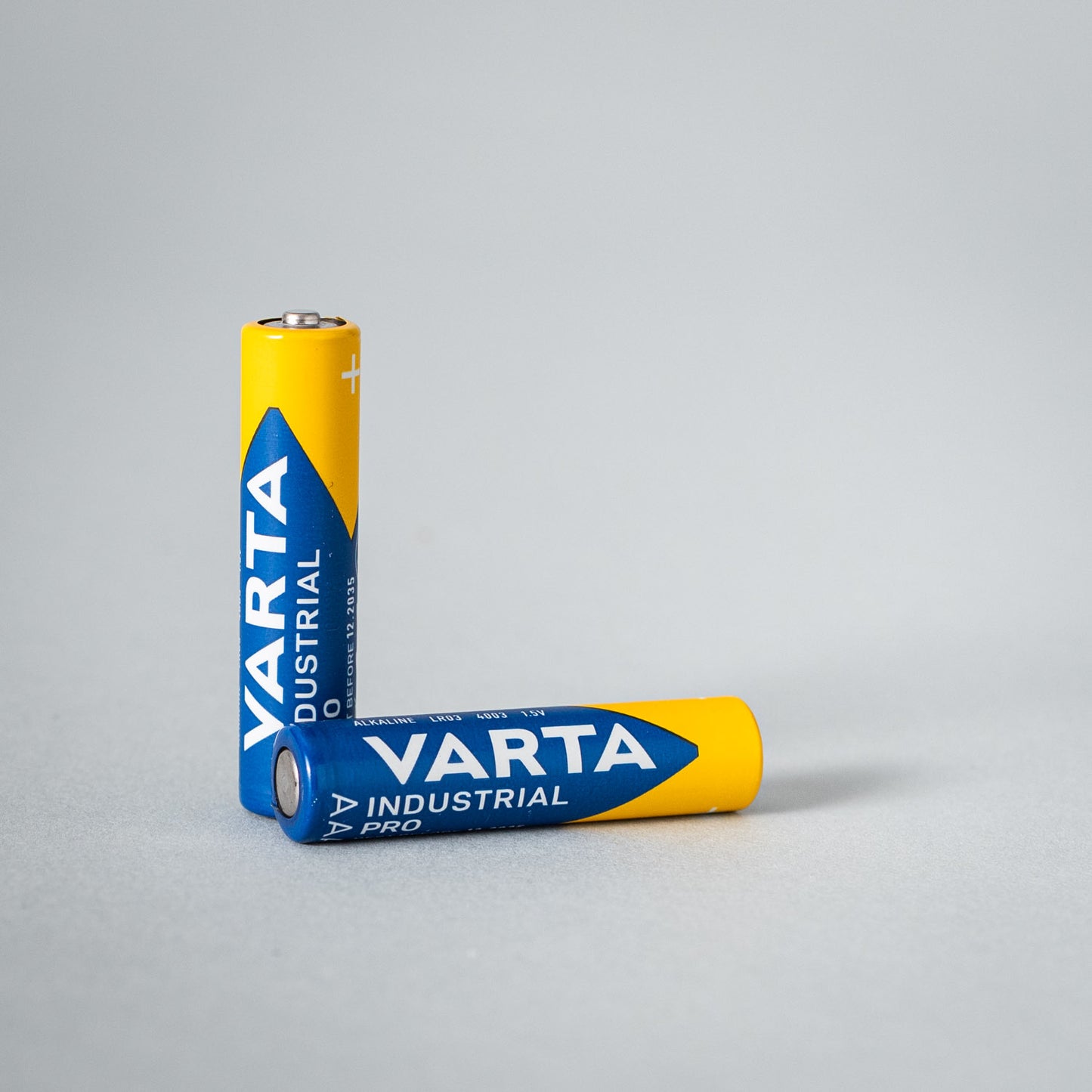 Zehn Batterien (AA oder AAA) des Marken setbedarf, in einer transparenten Verpackung sichtbar.