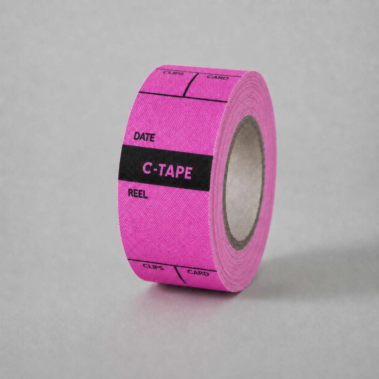 Rosa C-Tape DIT Klebeband von setbedarf, kleines rollendes Klebeband für vielseitige Anwendungen, auf einem weißen Hintergrund.