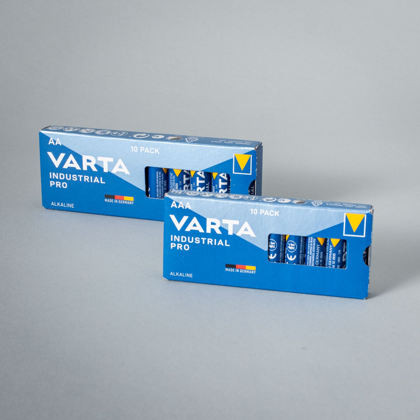 Zehn Batterien, AA oder AAA, von der Marke setbedarf, in einer transparenten Verpackung sichtbar.