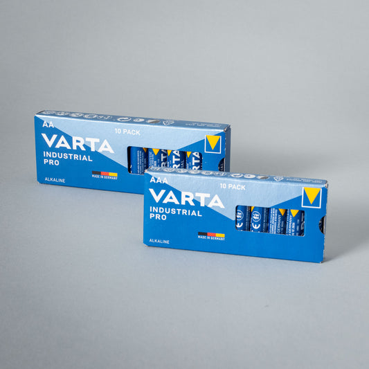 Zehn Batterien, AA oder AAA, von der Marke setbedarf, in einer transparenten Verpackung sichtbar.