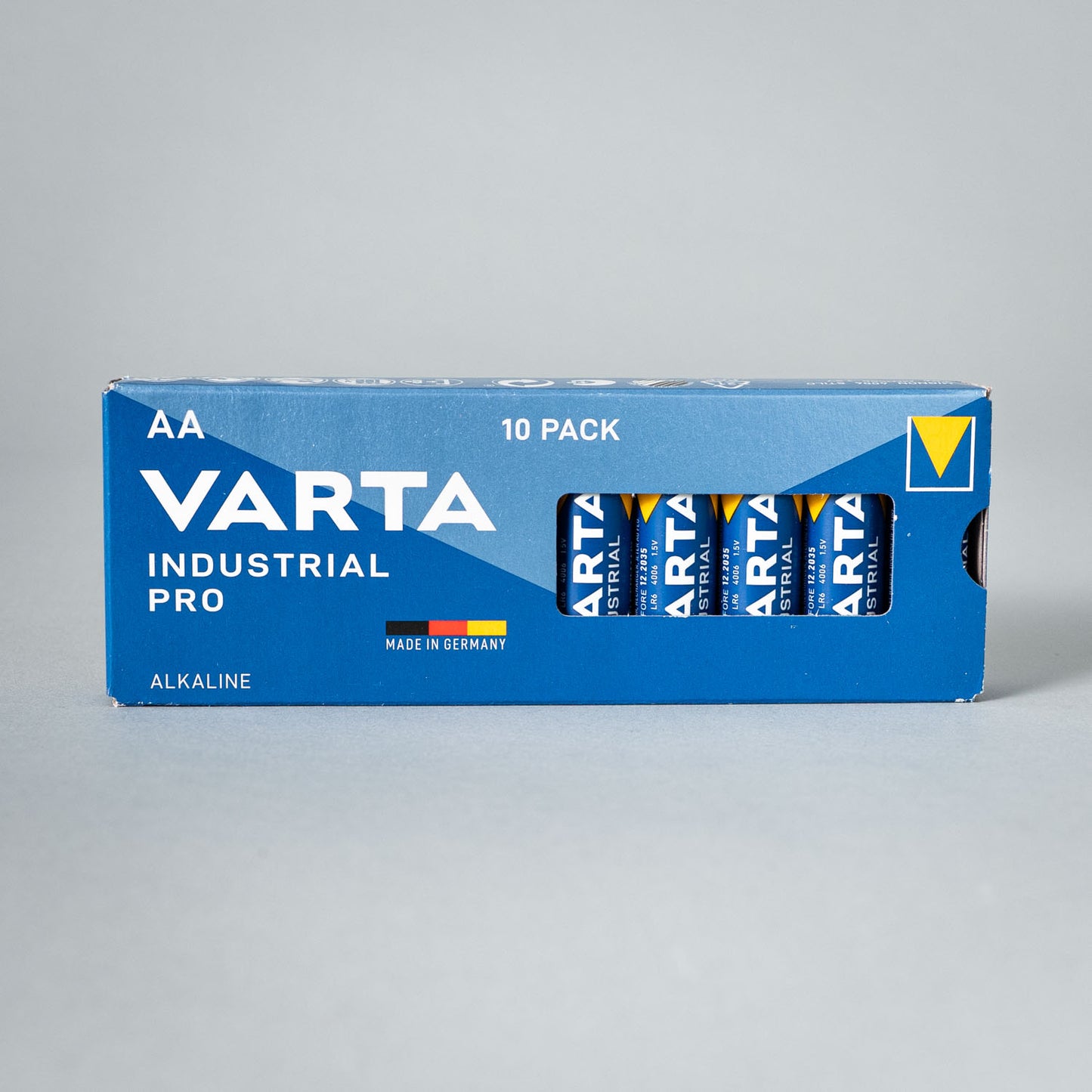 Zehn Batterien, AA oder AAA, von der Marke setbedarf, in einer transparenten Verpackung.