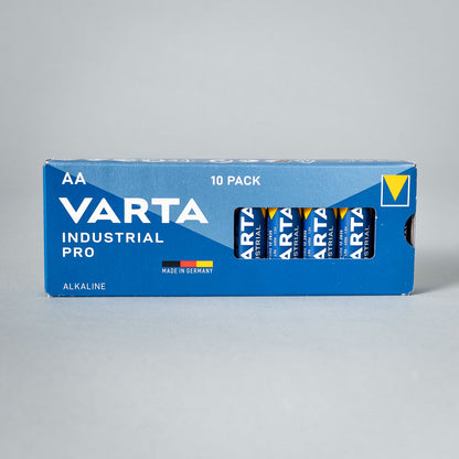 Zehn Batterien, AA oder AAA, von der Marke setbedarf, in einer transparenten Verpackung.