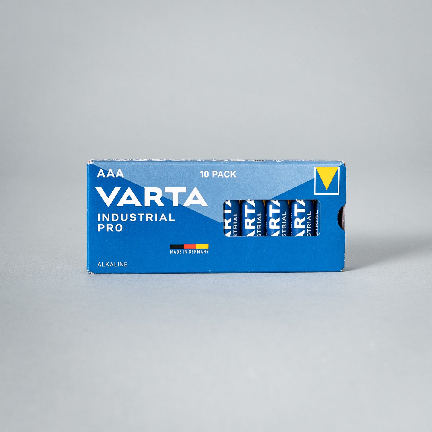Zehn Batterien (AA oder AAA) von setbedarf, in Verpackung, geeignet für elektronische Geräte, auf weißem Hintergrund.