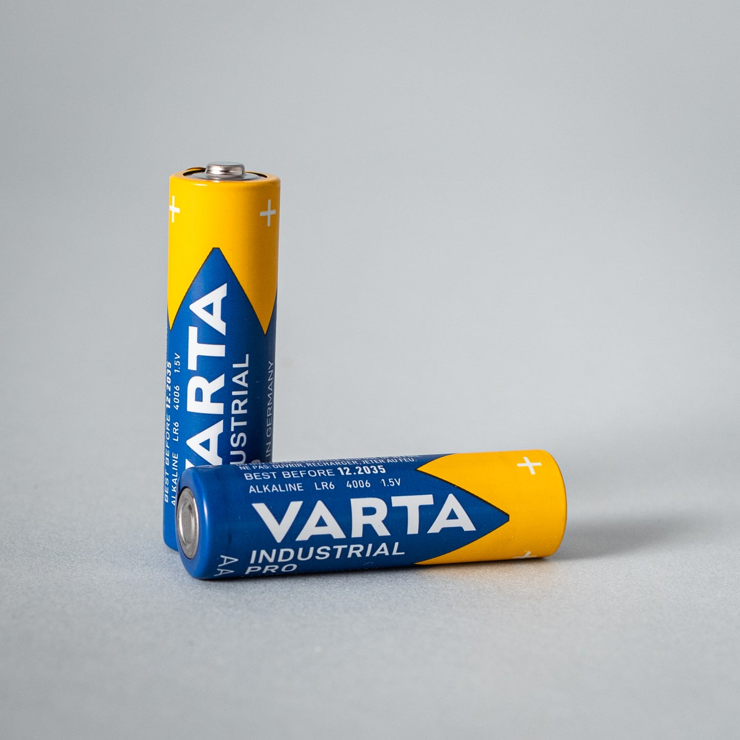 Zehn Setbedarf Batterien, AA oder AAA, in einer transparenten Verpackung auf weißem Hintergrund.