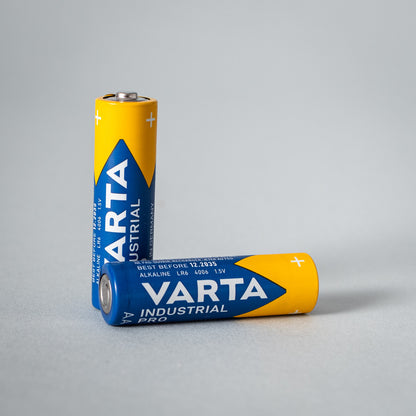 Zehn Setbedarf Batterien, AA oder AAA, in einer transparenten Verpackung auf weißem Hintergrund.