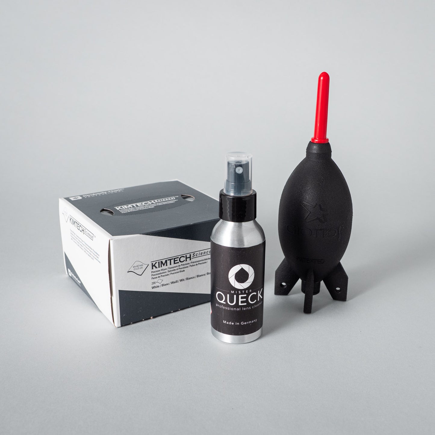 Setbedarf Reinigungs-Starter-Set mit Bürsten, Schwämmen und Reinigungsmitteln für Haushalt und Küche, auf weißem Hintergrund.