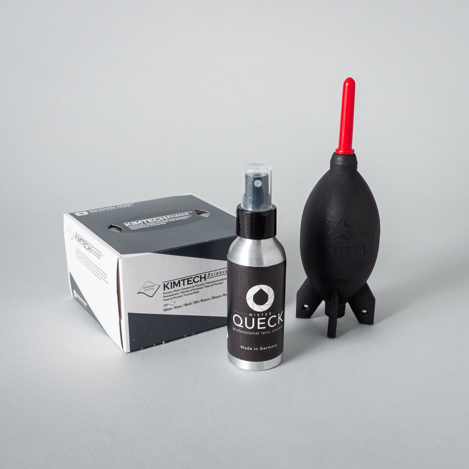Setbedarf Reinigungs-Starter-Set mit Bürsten, Schwämmen und Reinigungsmitteln für Haushalt und Küche, auf weißem Hintergrund.