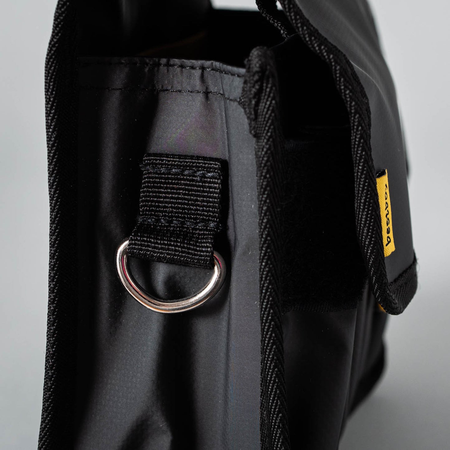 Gürteltasche Adam von Bestboy, schwarze Ledertasche mit verstellbarem Gurt, ideal für unterwegs, auf dem Bild sichtbar.