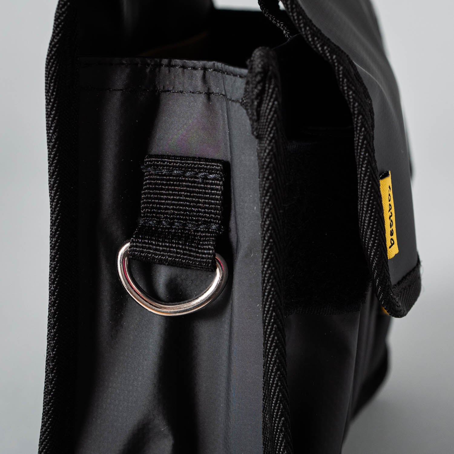 Gürteltasche Adam von Bestboy, schwarze Ledertasche mit verstellbarem Gurt, ideal für unterwegs, auf dem Bild sichtbar.