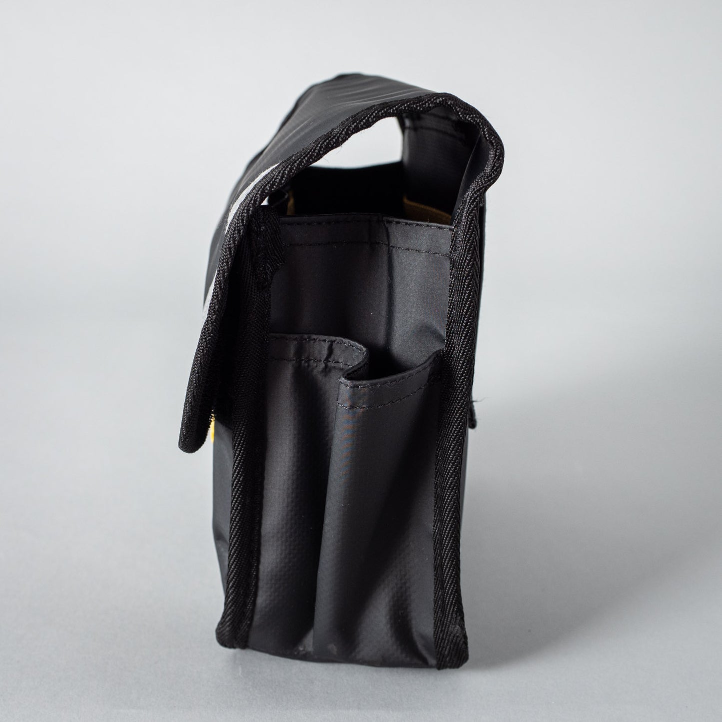 Gürteltasche Adam von Bestboy, schwarze Tasche aus robustem Material mit Reißverschluss und mehrerer Fächer, ideal für unterwegs