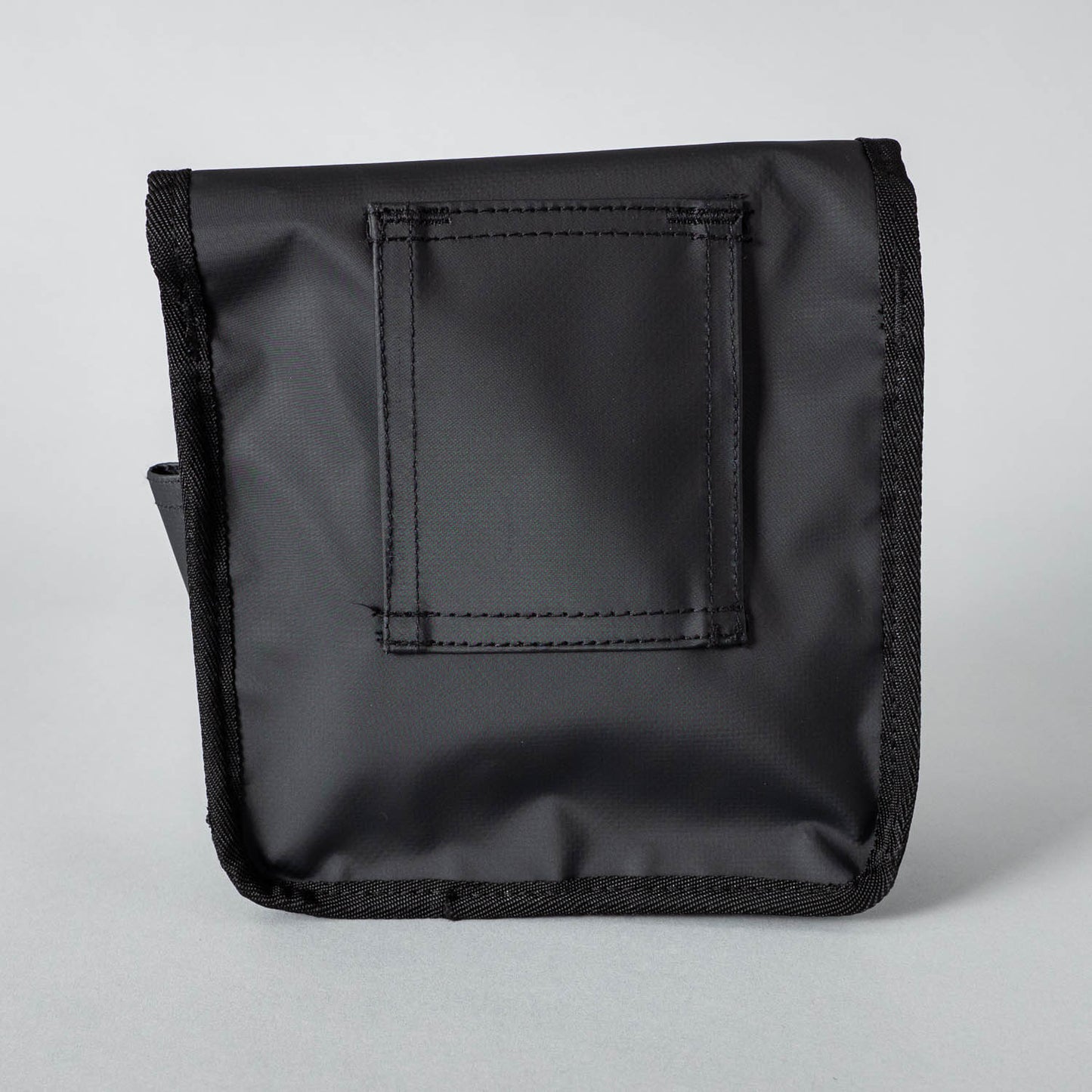 Gürteltasche Adam von Bestboy, schwarze Ledertasche mit Reißverschluss und praktischem Tragegurt, ideal für unterwegs