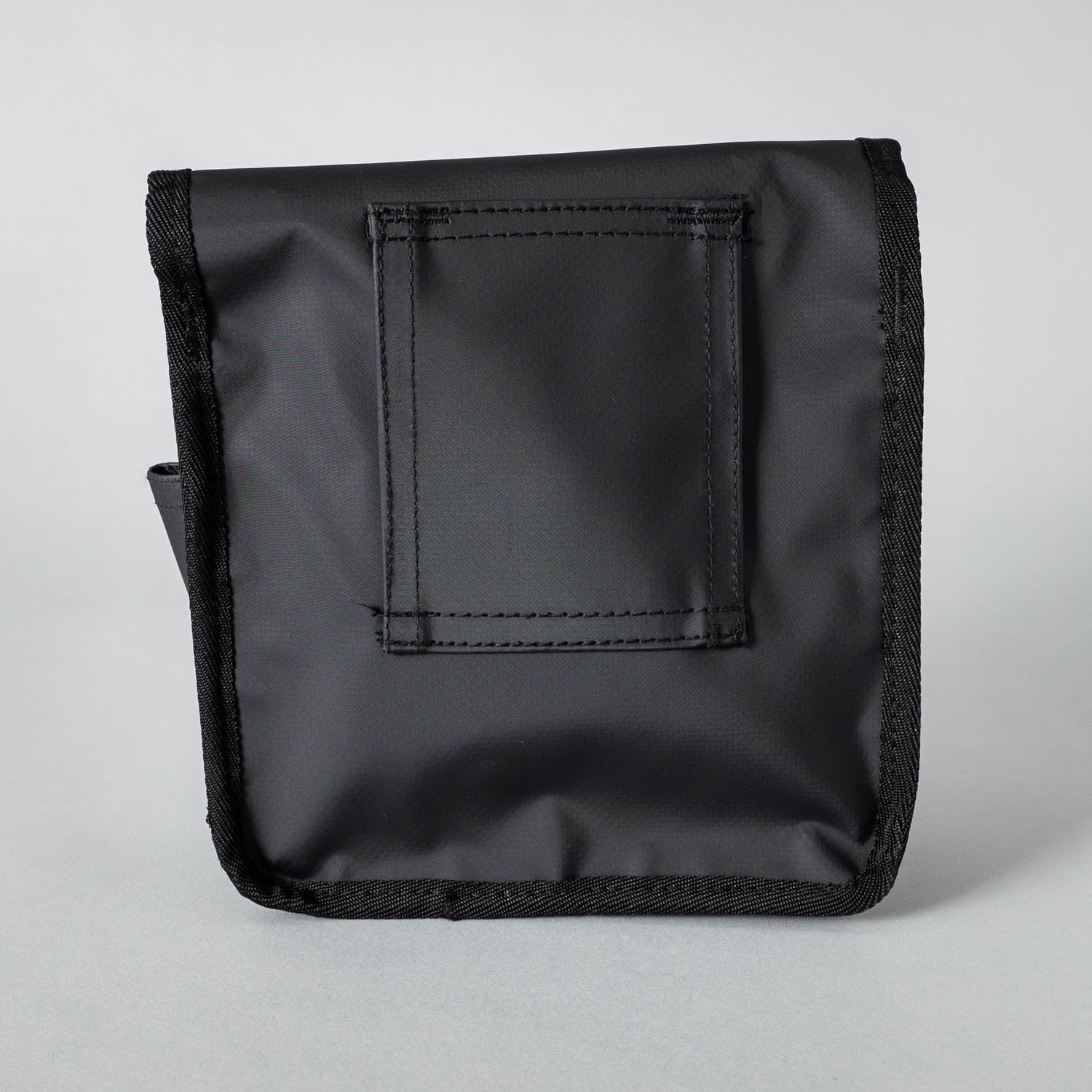 Gürteltasche Adam von Bestboy, schwarze Ledertasche mit Reißverschluss und praktischem Tragegurt, ideal für unterwegs