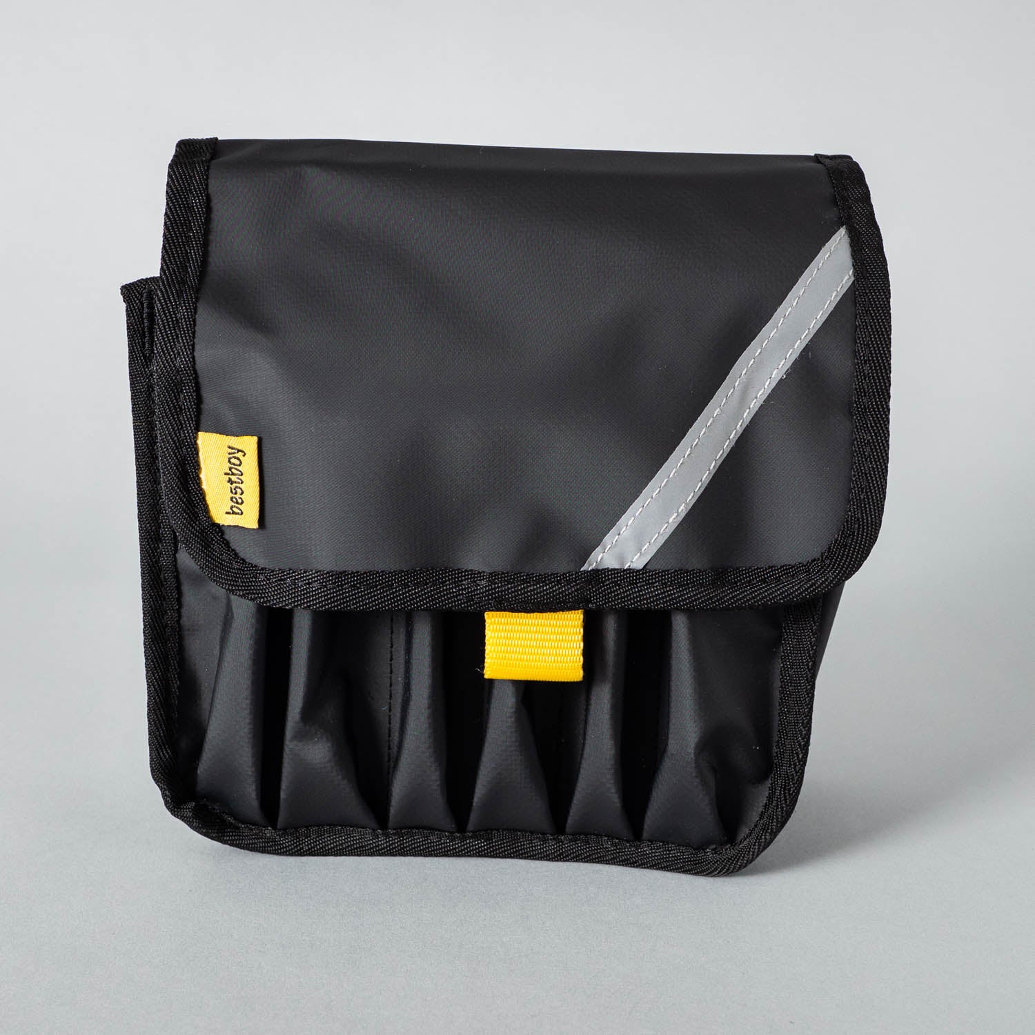 Gürteltasche Adam von Bestboy, schwarze Tasche aus robustem Material, mit Reißverschluss und verstellbarem Gürtel.
