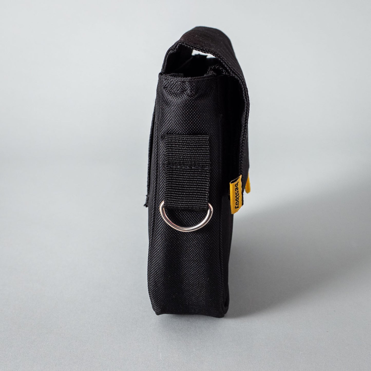 Gürteltasche Little Joe von Bestboy, schwarze Ledertasche mit verstellbarem Gürtel und praktischem Design, auf weißem Hintergrund.