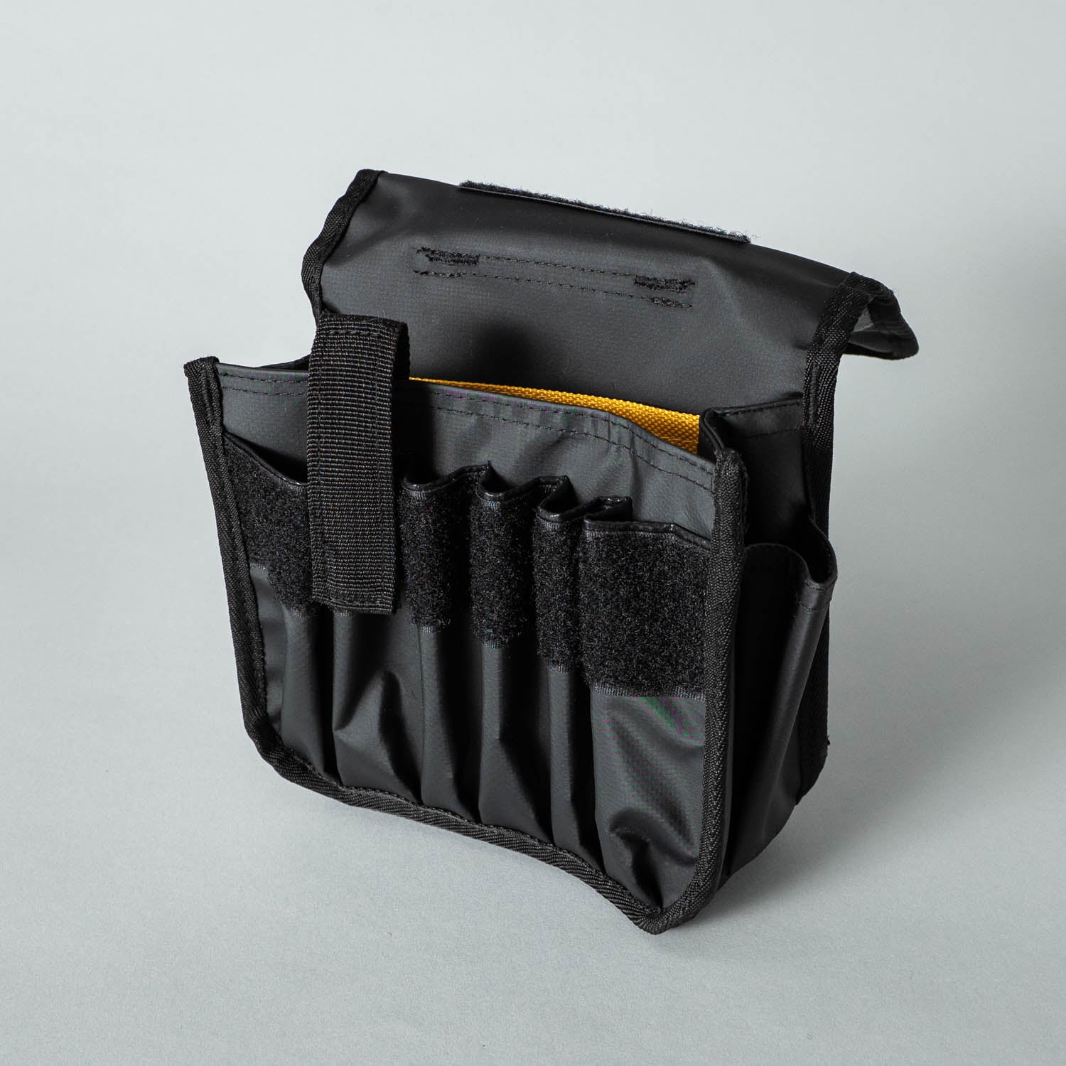 Gürteltasche Adam von Bestboy, aus robustem Material, mit Reißverschluss und verstellbarem Gürtel, für praktische Aufbewahrung.