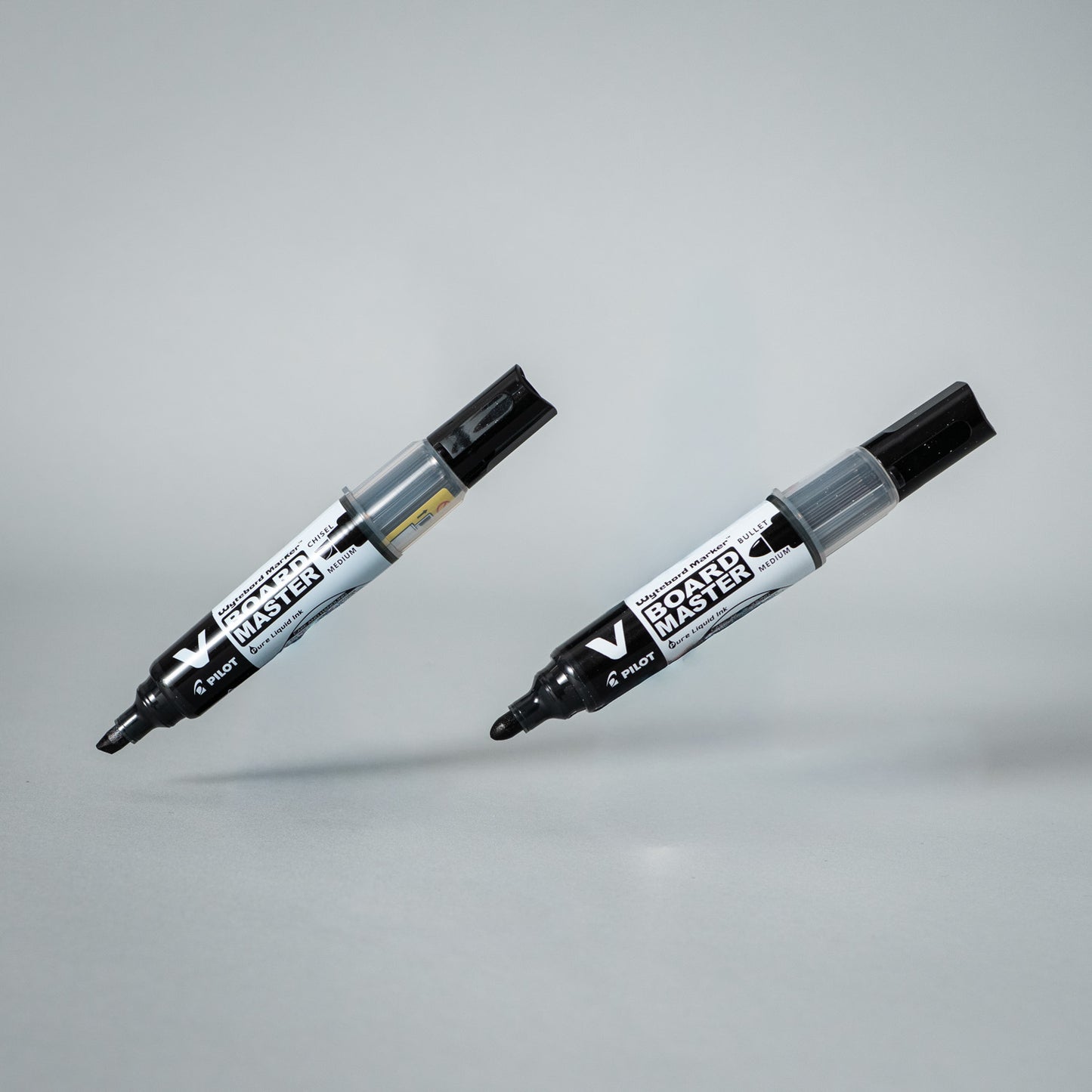 Pilot V-Board Master Klappenstift in Schwarz, zeigt den Schreibkopf und den Clip für Whiteboard und Flipchart.