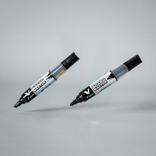 Pilot V-Board Master Klappenstift in Schwarz, zeigt den Schreibkopf und den Clip für Whiteboard und Flipchart.