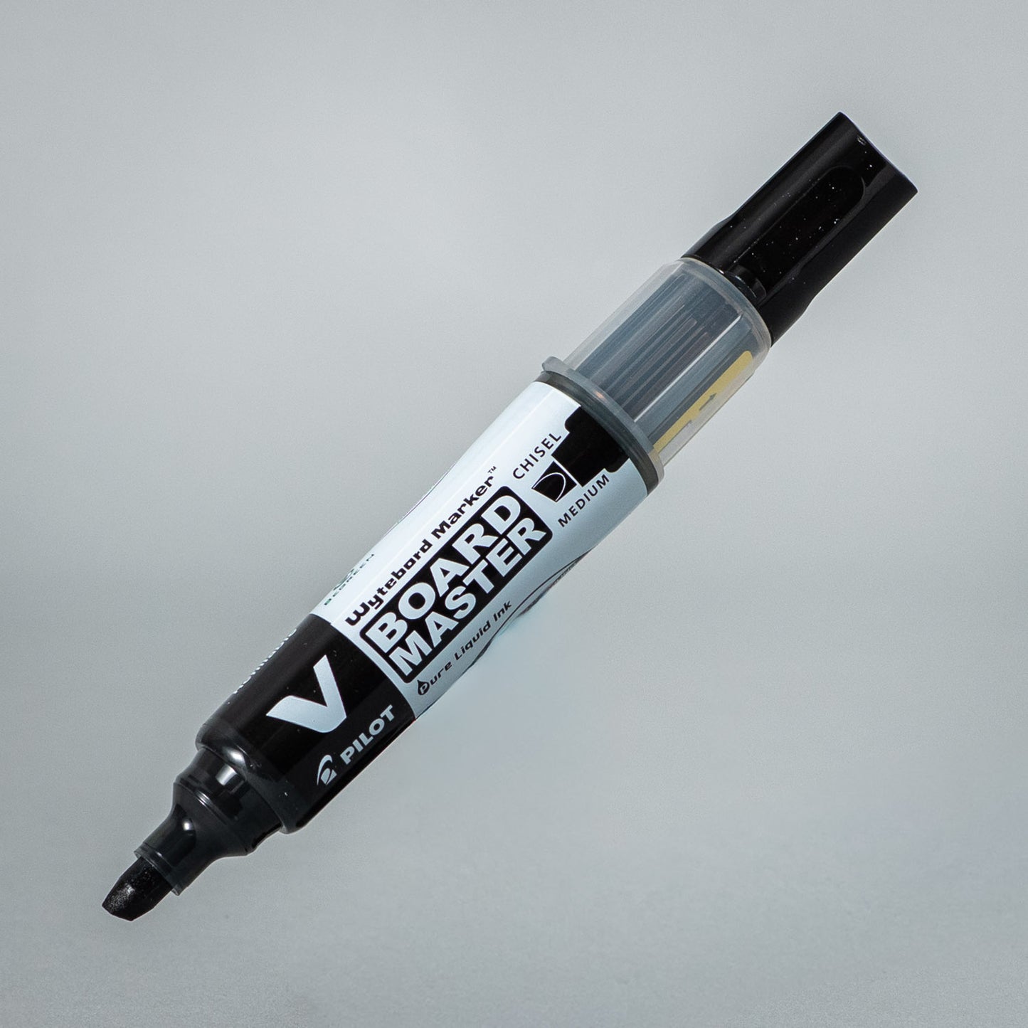 Schwarzer Pilot V-Board Master Klappenstift auf weißem Hintergrund, Schreibgerät für Whiteboards und Flipcharts.