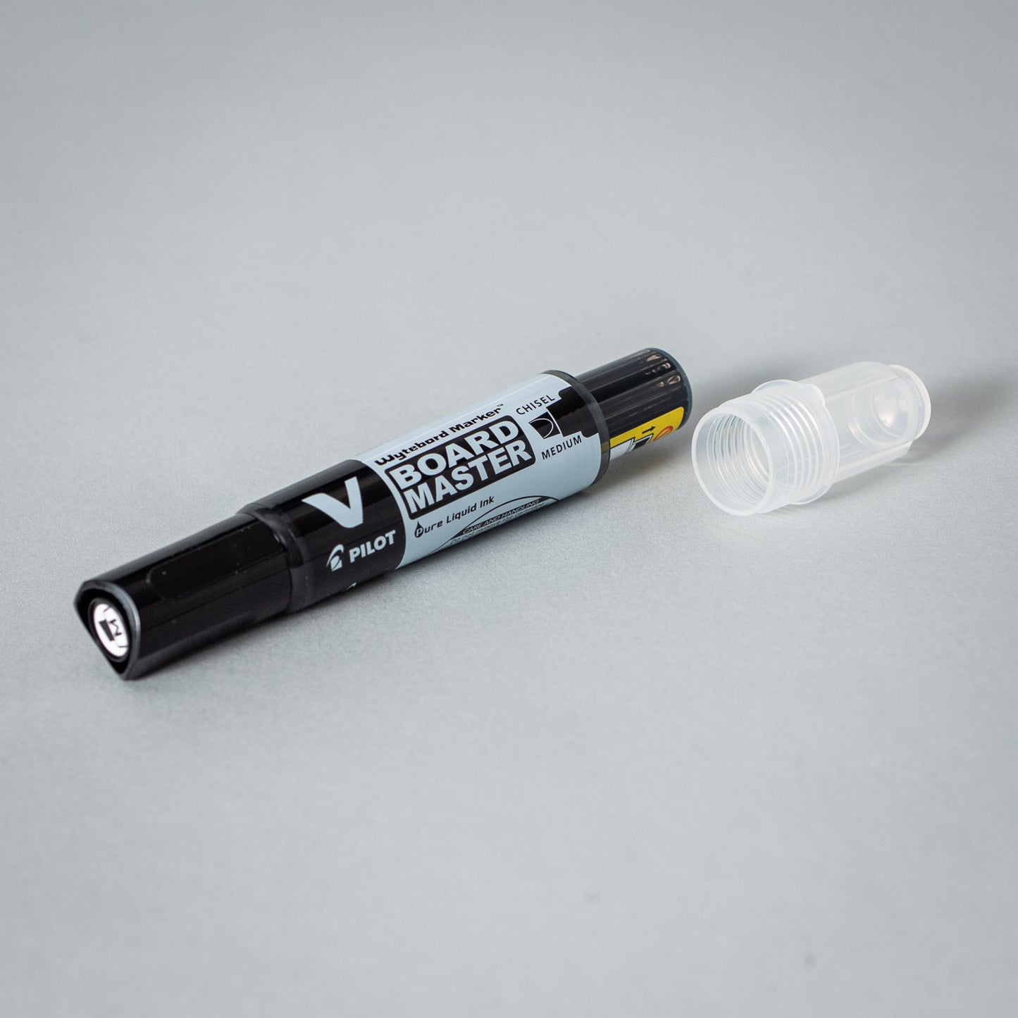 Klapppenstift Pilot V-Board Master auf weißem Hintergrund, Schreibgerät für Whiteboard-Markierungen, SetBedarf Markenprodukt