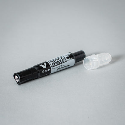 Schwarzer Klappenstift Pilot V-Board Master auf weißem Hintergrund, ideal zum Schreiben und Markieren auf Whiteboards.