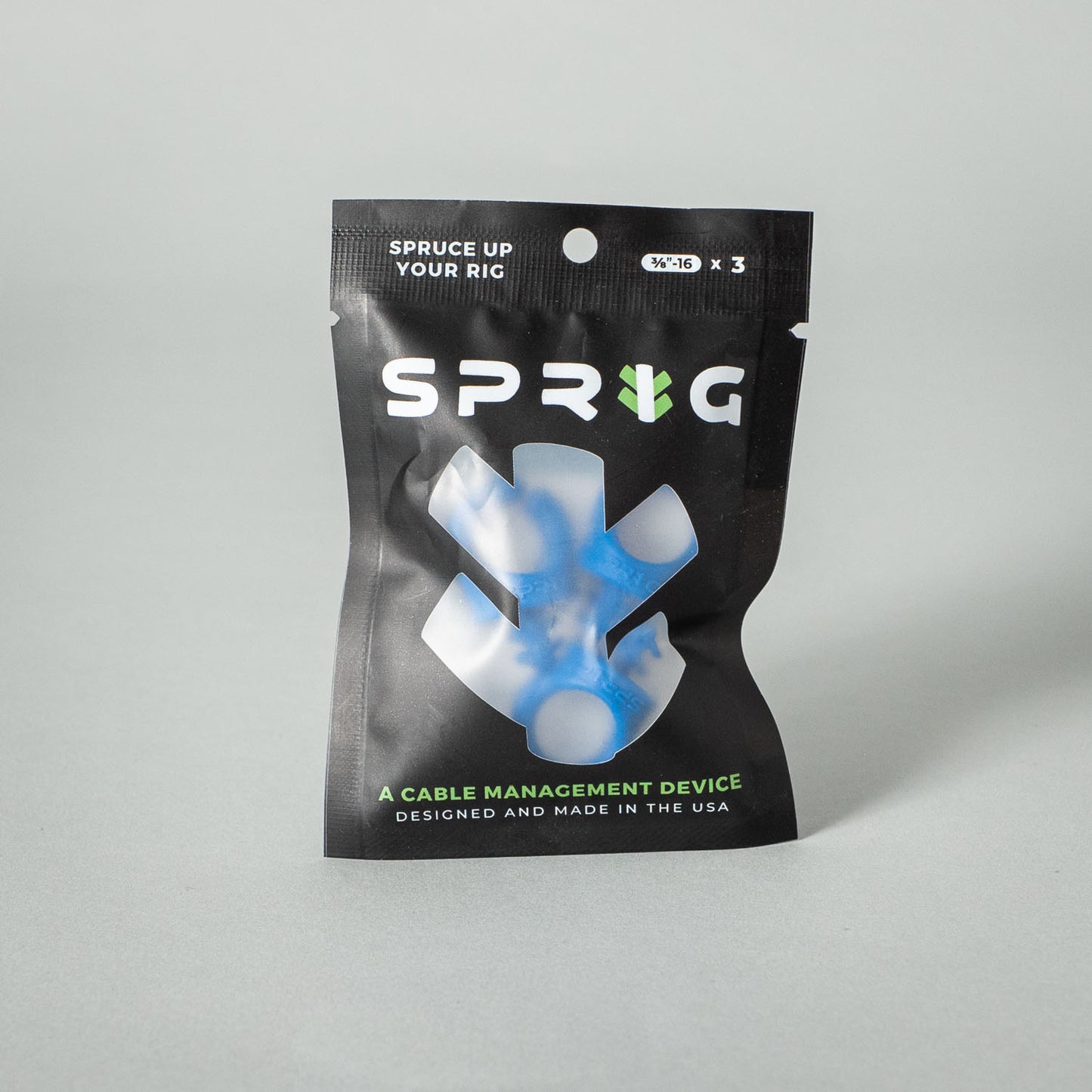 Flexible Kabelclips von setbedarf zum ordentlichen Fixieren von Kabeln, in verschiedenen Größen, auf weißen Hintergrund.