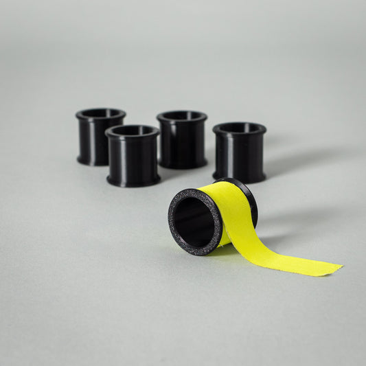 Klebebandrolle für 25 mm Breite von setbedarf, flexible Verpackungs- oder Bastelband auf Spule, auf weißem Hintergrund.