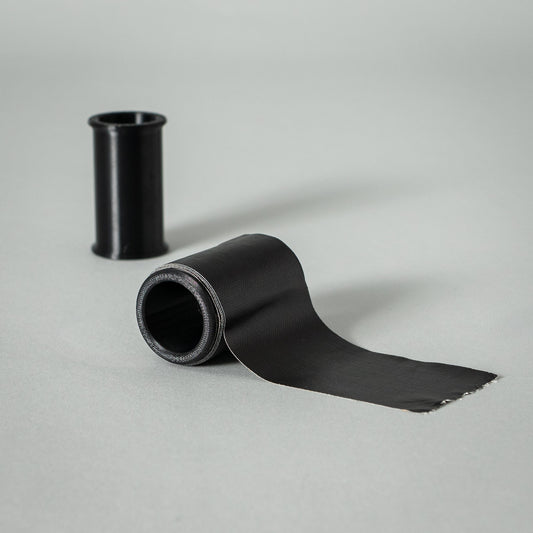 Rolle Klebeband für 50 mm Breite, von setbedarf, auf einer weißen Oberfläche liegend.