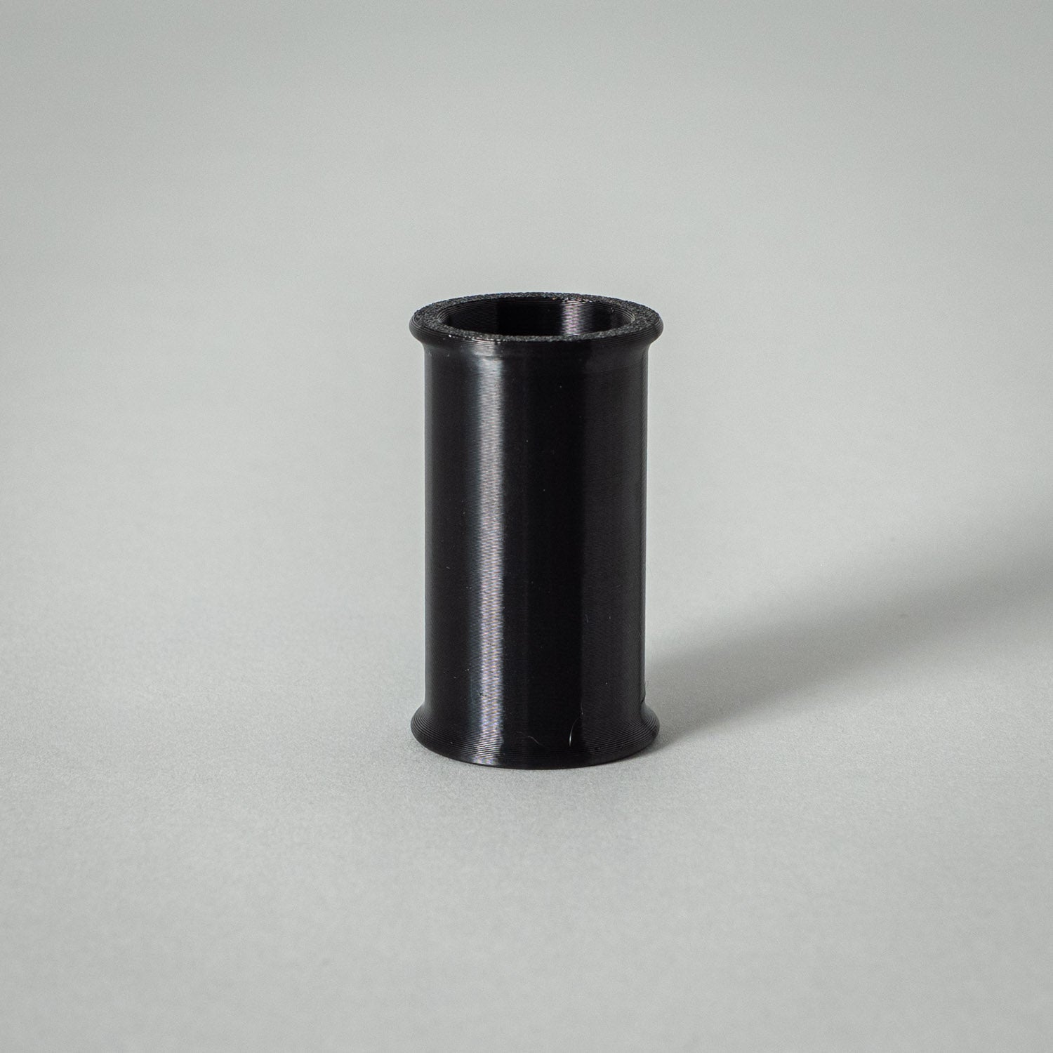 Rolle Klebeband für 50mm Breite von setbedarf, flexible Verpackungs- oder Bastelband, auf Spule gewickelt, in Nahaufnahme